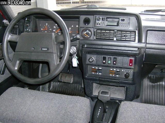Volvo 200 -- Volvo 240 interior - center console
